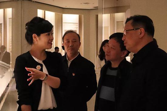 苏宁环球文产集团副总裁马莉莉(左)与怀化市委副书记,市长雷绍业(右)