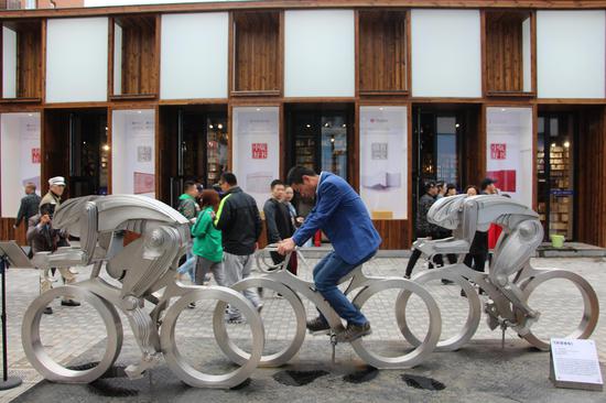 赵生帆《共享单车》