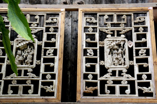 大圆祥博物馆外墙上的雕花窗柩