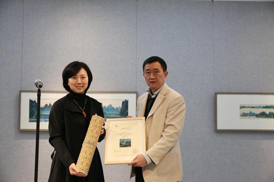 桂林市花桥美术馆馆长邱丽萍接收姚奎画作并颁发馆藏证书