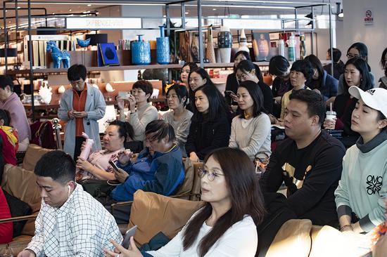 策展人罗怡[chanel-雪泥峏],移植事件系列 霓虹玻璃灯管,亚克力板