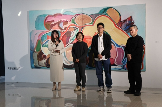 左起:黄盒子美术馆运营负责人董玉琪,喜玛拉雅美术馆副馆长刘珍,艺术家葛彦,黄盒子美术馆馆长、喜玛拉雅美术馆馆长沈其斌