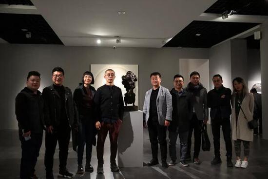 展览现场。左起:“亚洲艺术”主编王志刚、“新浪雕塑”主编李杨雷、展览艺术家丁荭、展览艺术家张勇、“不同艺见”董事长邵伟、“不同艺见”执行馆长李裕君、韩国艺术家郑成俊、独立策展人王澈、艺术家朱悦