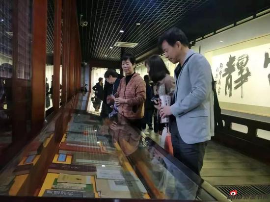 十余位学周体的日本周粉们到场参观，李静馆长用流利的日语向他们介绍周慧珺书法艺术馆的展品。