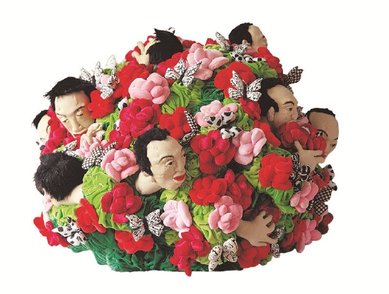 闲游花园,104×96×69cm 布,填充棉,线,2006,计文于,朱卫兵