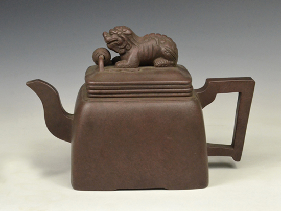 10,清 紫砂卧狮滚球四方壶