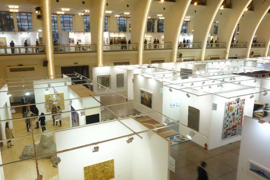 因为不同客户会提出各种各样的要求,尤其是国际画廊在运输方面的要求