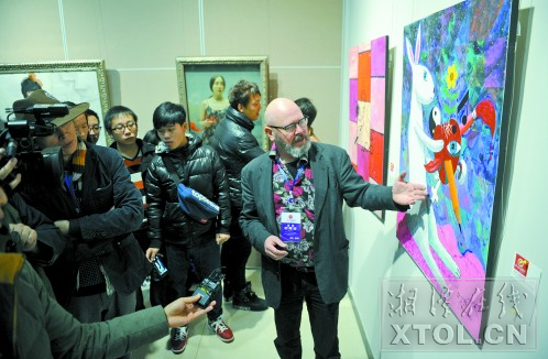 １１月２９日，拉尔斯向观展的市民介绍他的作品。（记者 欧阳天 摄）