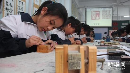 12月7日，河北临西县弘德小学六年级的孩子们正在进行篆刻。