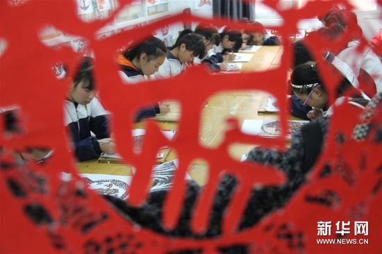 12月7日，河北省临西县第一中学七年级的孩子们正在创作剪纸作品。