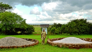 　内罗毕国家公园巡护队副队长吉森吉参与过在这里的两次象牙销毁。他说，经过充分燃烧的象牙残骸已经没有任何经济价值，所以没有必要看守，露天堆放让公众见证。