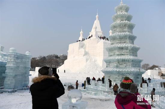 12月22日，在太阳岛雪博会园区，游客在一处景点拍照。