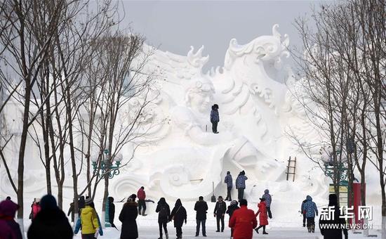 12月22日，游客在太阳岛雪博会园区游玩。