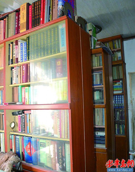 厢房内藏书一直摞到房顶。