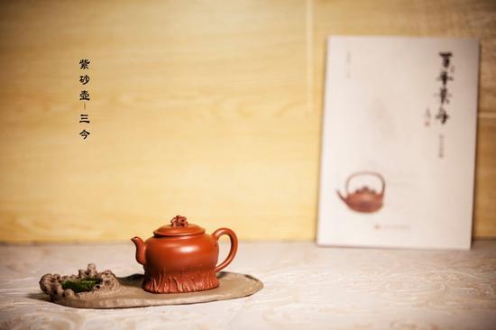 此壶从自然界的石中得到灵感,将石的灵气,清俊融入紫砂壶中,并以"灵石