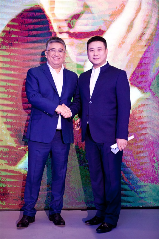 策展人朱彤与今格艺术中心董事长王杰