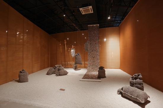 王雷的作品《大河报》提示着“社会对新闻清楚、模糊、碎片或断章取义的不同采纳方式”