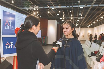 “艺术无国界”总裁张晓韵回答媒体提问