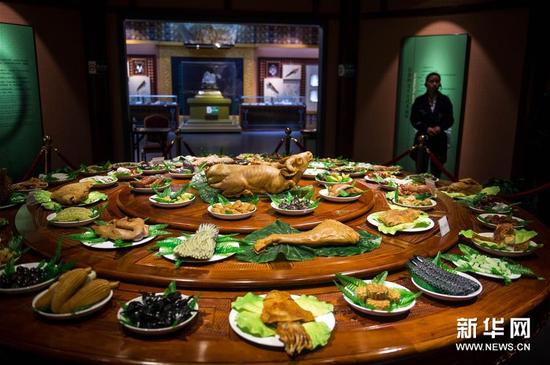 1月10日，瑞丽珠宝翡翠博物馆工作人员在介绍展出的“全石宴”。
