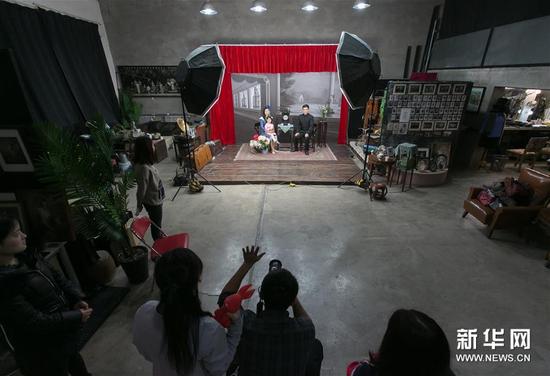 在白夜照相馆内，顾客在白夜照相馆拍摄全家福（1月10日摄）。