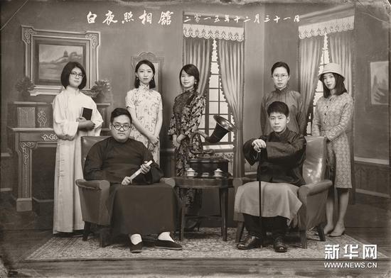 在白夜照相馆内，白夜照相馆工作人员合影（照片由照相馆提供，摄于2015年11月27日）。