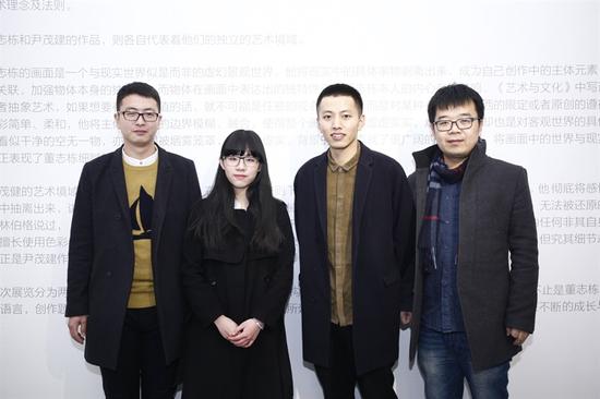 (左起)艺术家董志栋,策展人祝成,艺术家尹茂健,58艺术网执行总监