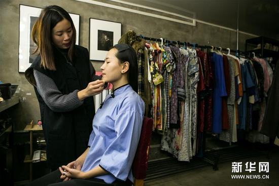 在白夜照相馆内，顾客在拍照前化妆（1月9日摄）。