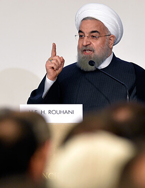 图为伊朗总统鲁哈尼在罗马召开伊朗 — 意大利商务论坛期间做出手势。