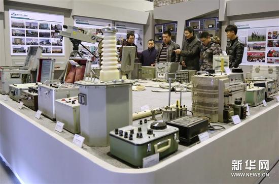 市民在秦皇岛电力博物馆参观