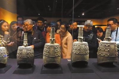 昨天，观众们在展台前驻足欣赏编钟