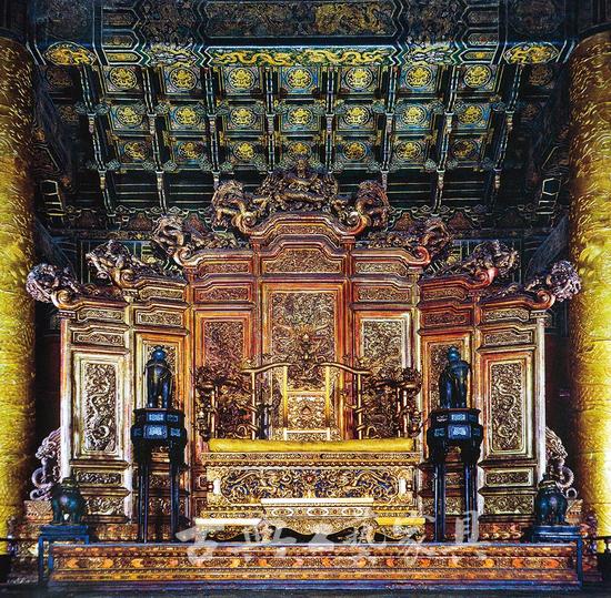 图2 明 金漆雕云龙纹屏风与宝座