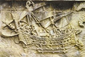 印尼爪哇岛婆罗浮屠佛教遗址里有千余幅浮雕画，其中有一幅帆船浮雕，留下了八世纪活跃在南洋的商船形象。