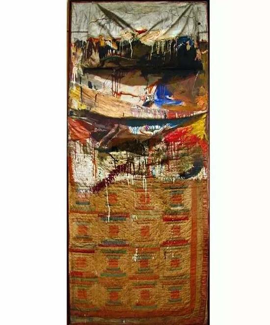 《床》劳申伯格在1955年(30岁)完成的一件轰动西方艺术界的作品《床》