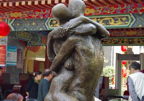 公园里的雕塑 本报记者王晓峰摄