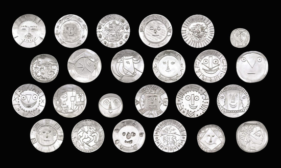 巴布罗·毕加索（Pablo Picasso，1881–1973）全套二十四件银盘艺术家于1956年至1967年间以陶瓷设计，由弗朗索瓦及皮埃尔·雨果（François & Pierre Hugo）制作捶花银盘每件各二十版，并加上两件艺术家自留版及版权版估价：1,200万至1,800万港元／155万至233万美元