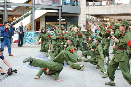 "红色时光61鉴痕"顺城2016艺术周暨胡军强艺术展现场-忠字舞表演