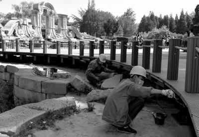 昨天，工人在给已铺设完成的圆明园西洋楼遗址木栈道的钢构件刷防锈漆。新华社发