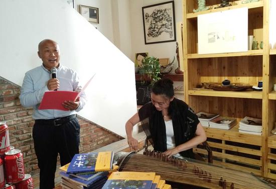 艺术经纪人秦频涛(左一)朗诵新作,主持人李峥(右一)现场古筝伴奏