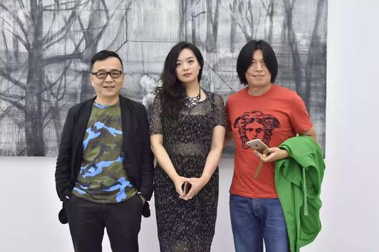 展览现场-左:艺术家魏光庆,栗子,艺术家俸正杰