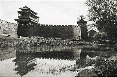 1921,永定门全貌(南面)，围绕瓮城向东流的外城南护城河。奥斯伍尔德·喜仁龙摄。