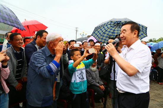 6,张保和在宁夏西吉县单家集为老百姓激情演出