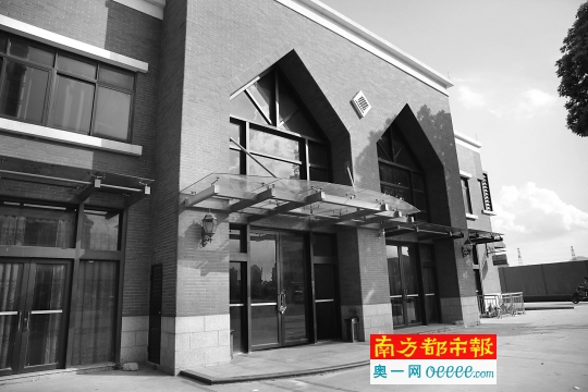 南朗镇玉器店全部被停业整顿，其中一家大门紧锁。南都记者 吴进 摄