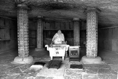 洞遗址内景2016年是云居寺创建1400周年,也是雷音洞佛舍利出土35周年