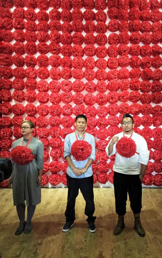 万英杰为"名人"戴上大红花 三位一体打造新视觉