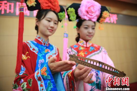 首届北京颐和园特色旅游文创产品展评，30日在京揭晓。经过专家团评审，十七孔桥御尺获得第一名。图为木质的十七孔桥御尺。　曾鼐　摄