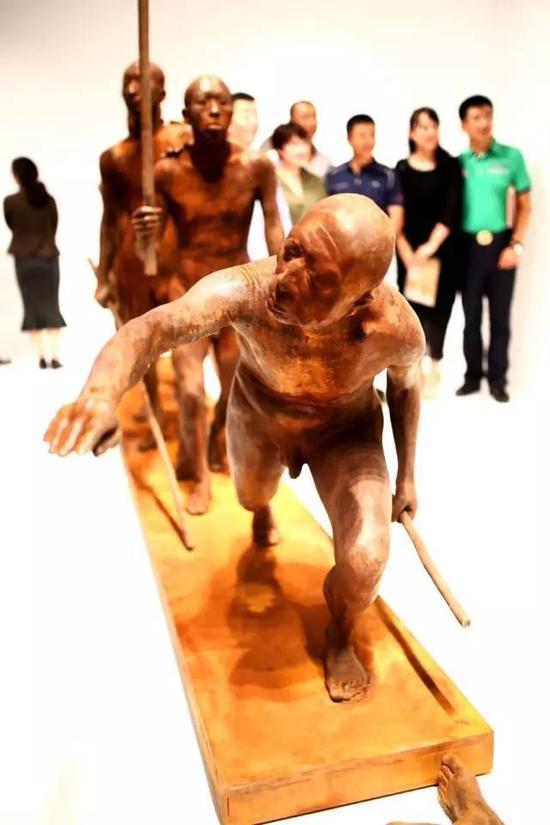 高氏兄弟 盲人的寓言-过河 铸铁装置 2016