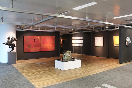 位于侨福芳草地三层的芳草地画廊正在同期展出