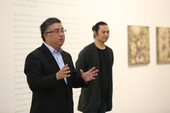 开幕现场(左起:策展人朱彤,艺术家卞青)