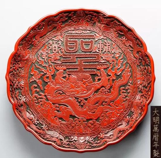 明代 剔红辅弼圣贤龙纹葵口盘  　款识：大明万历年制

　　D36.5 H6cm