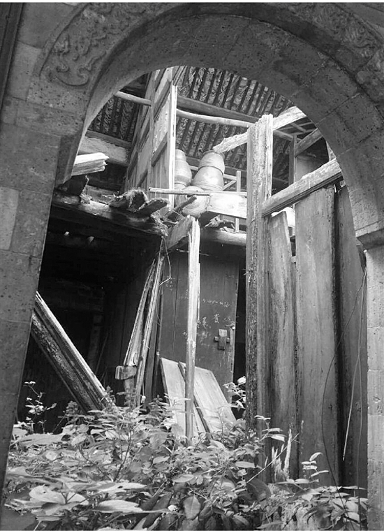 未修缮的三立堂厢房已出现坍塌。